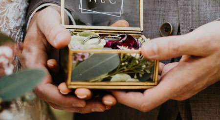 Anillo de boda colocado dentro de una elegante caja, listo para el intercambio durante una ceremonia de boda.