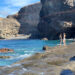 Dos mujeres en la costa de Gran Canaria, simbolizando una boda espiritual rodeada de naturaleza y energía en un entorno único.