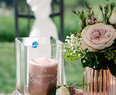 Vela decorativa y flor en una mesa de boda, creando un ambiente romántico y elegante en Gran Canaria durante una boda en invierno