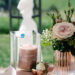 Vela decorativa y flor en una mesa de boda, creando un ambiente romántico y elegante en Gran Canaria durante una boda en invierno