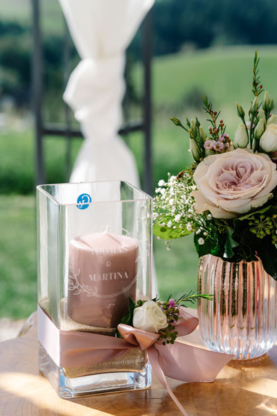 Vela decorativa y flor en una mesa de boda, creando un ambiente romántico y elegante en Gran Canaria durante una boda en invierno