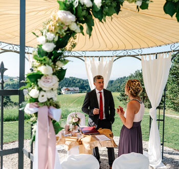 Arreglos de mesa, moño floral y arco de flores en una boda libre.