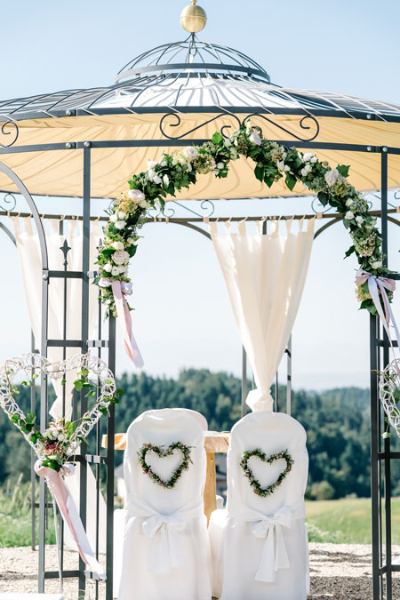 Wundervoll dekorierter Pavillon für die freie Trauung.