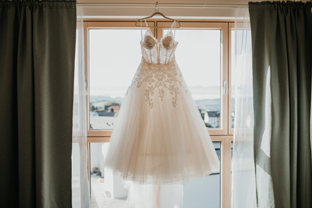 Brautkleid für die Strandhochzeit – Elegant & luftig