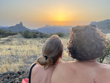 Brautpaar geniesst den Sonnenuntergang nach ihrer freien Trauung.