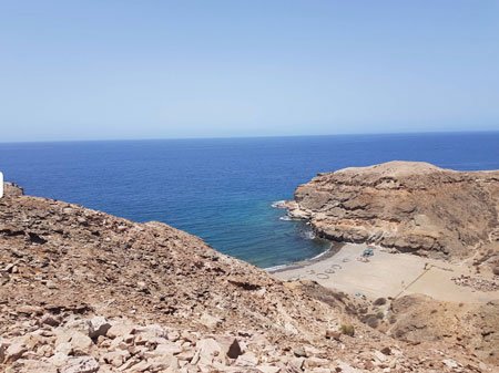 Vista de la bahía del medio Almud con la playa de arena en el centro de dos montañas