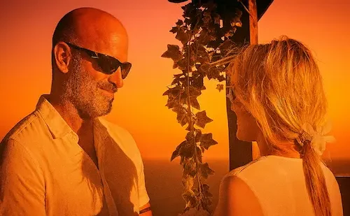 Boda al atardecer en Gran Canaria. Una pareja de el "si quiero" frente al mar bajo un arco nupcial