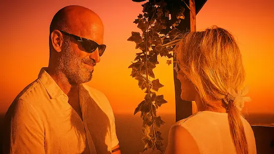 Boda al atardecer en Gran Canaria. Una pareja de el "si quiero" frente al mar bajo un arco nupcial