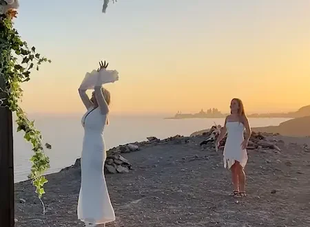 Brautstrausswurf nach einer freien Trauung am Meer