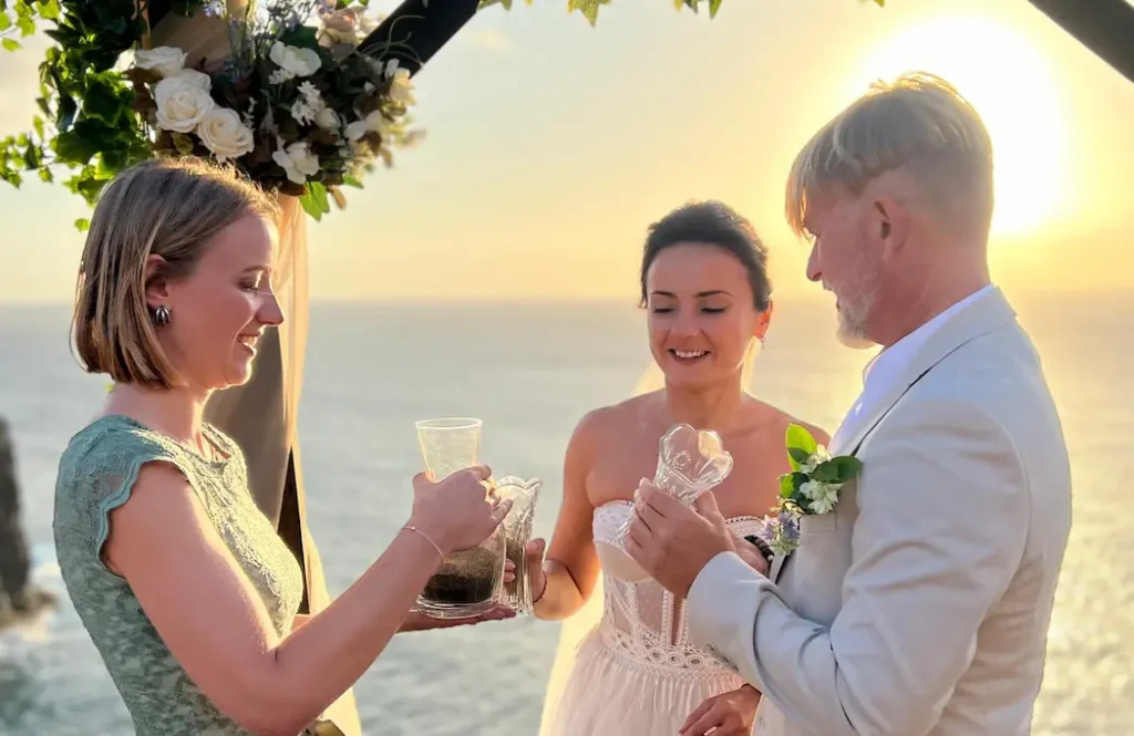 Sandritual bei einer Elopement-Hochzeit