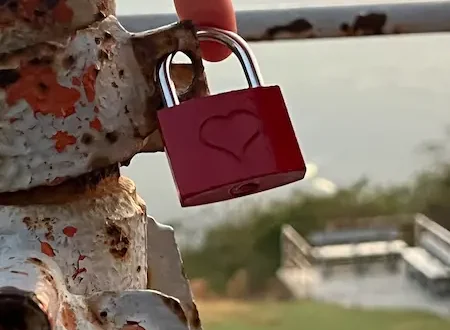 Liebesschloss als Ritual bei einer freien Trauung